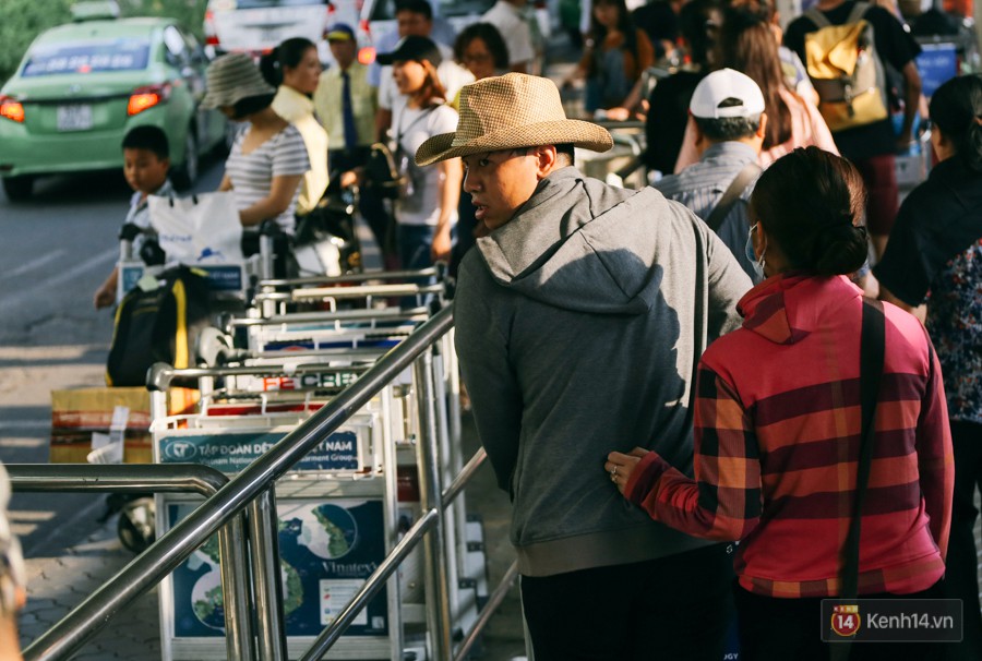 Ùn ùn trở về Sài Gòn sau kỳ nghỉ lễ 30/4, hàng trăm hành khách xếp hàng dài mệt mỏi chờ taxi ở sân bay Tân Sơn Nhất